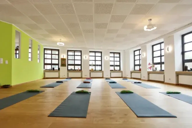 Hatha Yoga (engl.) -at Studio